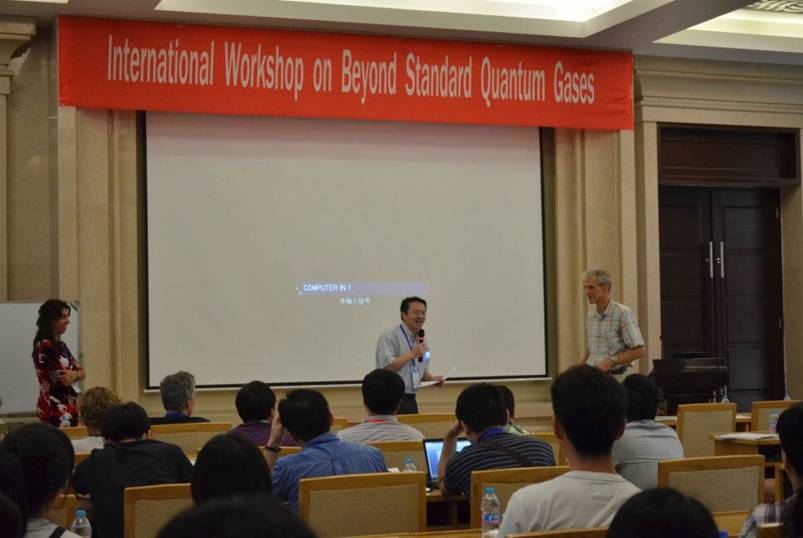 美国匹兹堡大学W. Vincent Liu教授主持会议开幕式